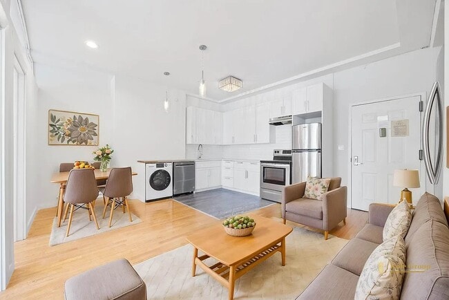 102 Fulton St, Unit 12A in New York, NY - Foto de edificio - Building Photo