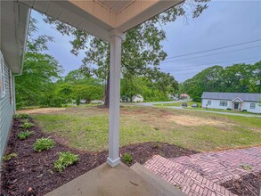 107 W Wesley St in Walhalla, SC - Foto de edificio - Building Photo