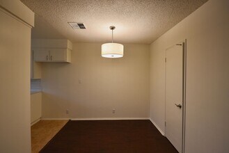 24347 Newhall Ave, Unit 32 in Santa Clarita, CA - Building Photo - Building Photo