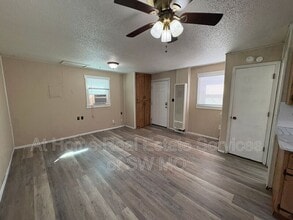 1843-B E Monroe St in Springfield, MO - Foto de edificio - Building Photo