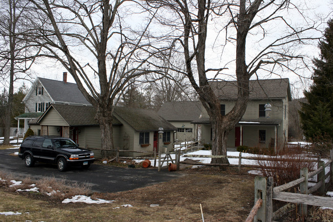 17 Route 7 S in Falls Village, CT - Foto de edificio - Building Photo