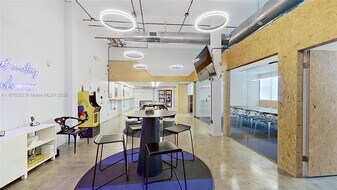 250 NW 23rd St in Miami, FL - Building Photo
