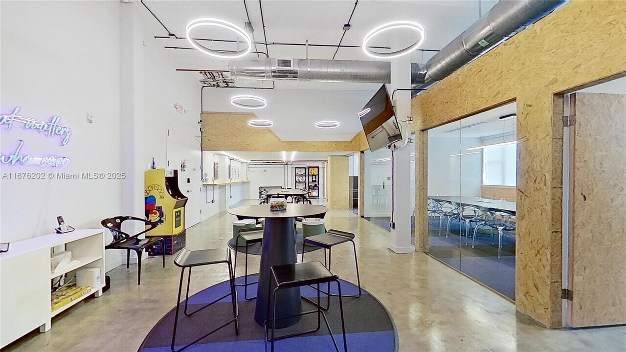 250 NW 23rd St in Miami, FL - Building Photo