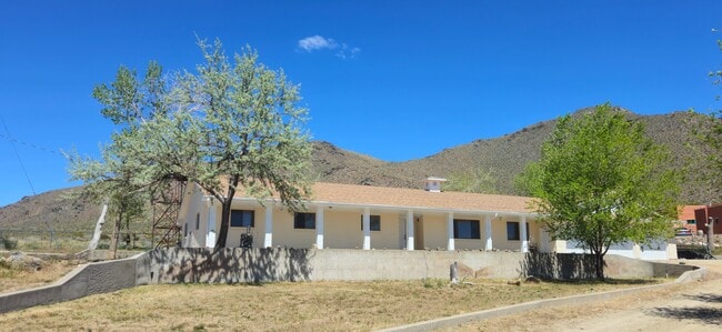 property at 1353 Santa Cruz Dr