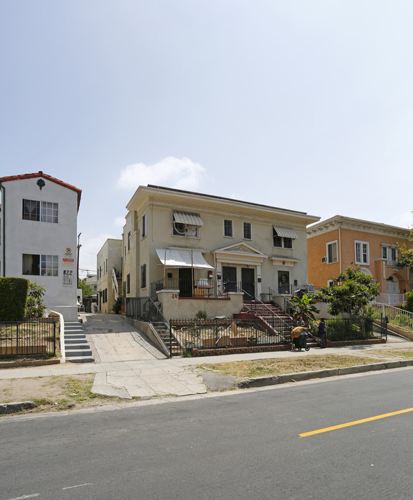 826 S Normandie Ave in Los Angeles, CA - Foto de edificio