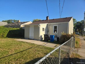 108 W Kalama Ave in Madison Heights, MI - Building Photo - Building Photo