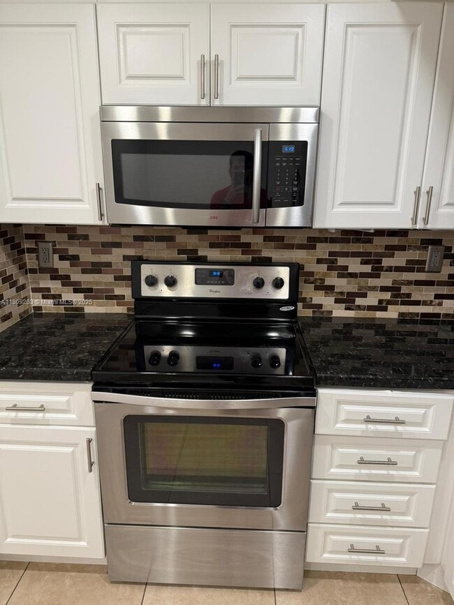 20860 San Simeon Way in Miami, FL - Building Photo - Building Photo