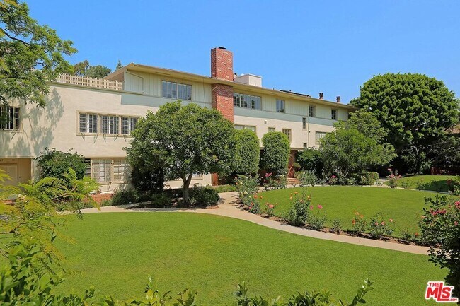 11901 W Sunset Blvd in Los Angeles, CA - Building Photo - Building Photo