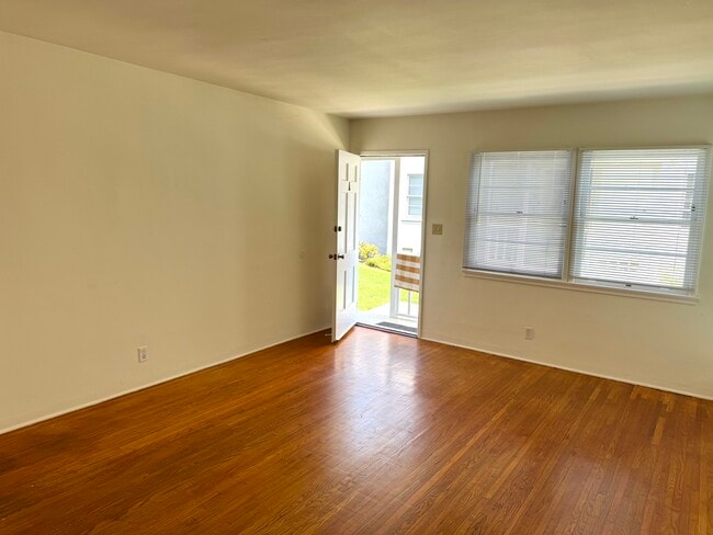 1037 Ocean Park Blvd, Unit ALowerFront in Santa Monica, CA - Foto de edificio - Building Photo