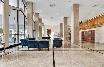 5601 Collins Ave, Unit 5 in Miami Beach, FL - Foto de edificio - Building Photo