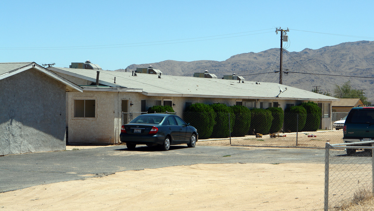 13419 Central Rd in Apple Valley, CA - Building Photo