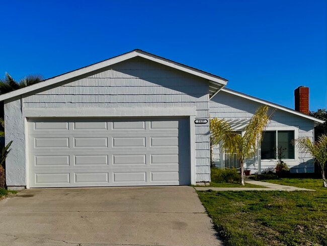 2127 Paradise Hills Rd in San Diego, CA - Foto de edificio - Building Photo