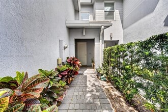 4349 Veleiros Ave in Lighthouse Point, FL - Foto de edificio - Building Photo