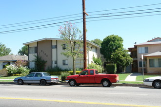 5726 Kester Ave in Van Nuys, CA - Foto de edificio - Building Photo