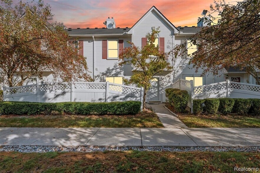 22368 Cape Cod Way, Unit 79 in Farmington Hills, MI - Building Photo