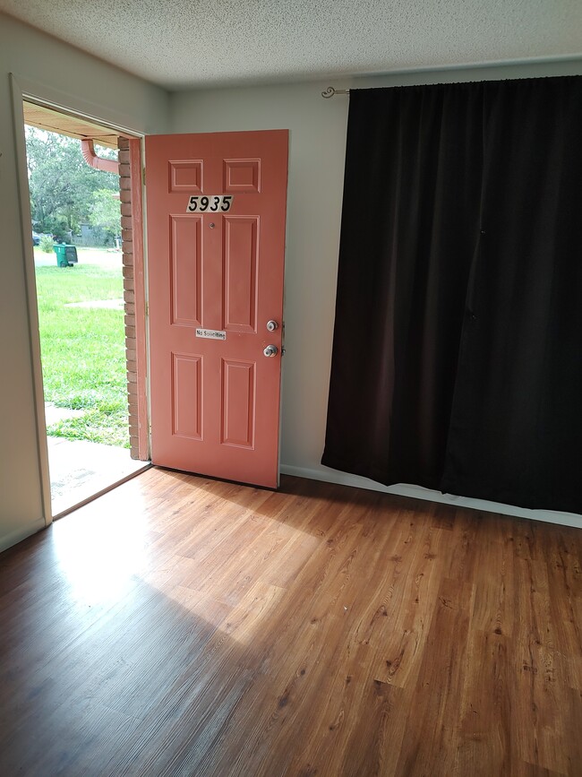 5935 13th St, Unit 5935 in Zephyrhills, FL - Foto de edificio - Building Photo