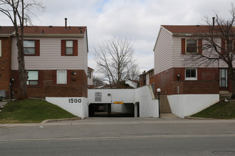 1500 Sandhurst Cir in Toronto, ON - Building Photo - Building Photo