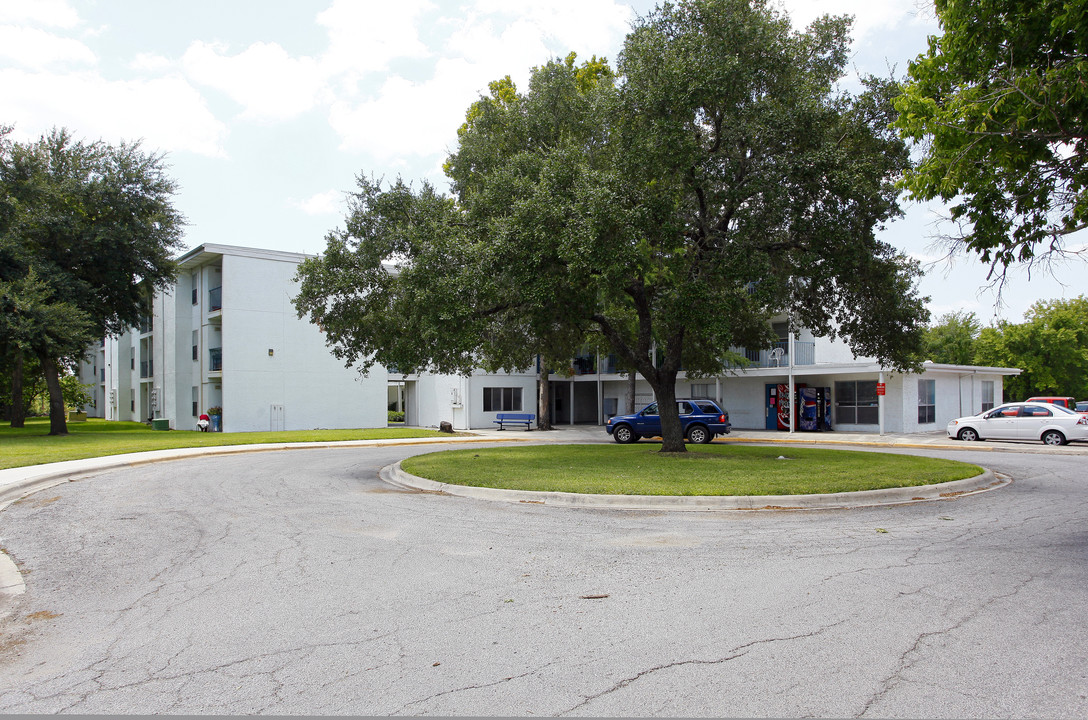 River Terrace in Seguin, TX - Building Photo