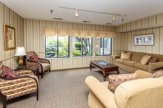 Town Square Senior Apartments - 62 and over in Blue Ash, OH - Building Photo - Interior Photo