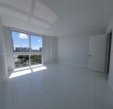 250 Sunny Isles Blvd, Unit 3-705 in Sunny Isles Beach, FL - Foto de edificio - Building Photo