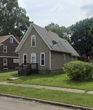 319 Van Buren St, Unit Lower in Jackson, MI - Foto de edificio - Building Photo