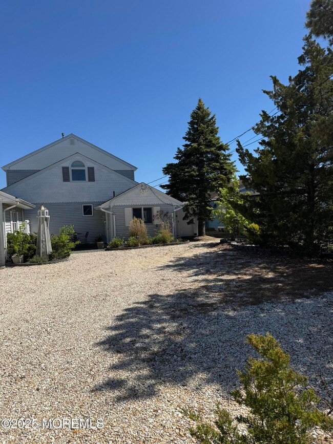 property at 18 Dickman Dr
