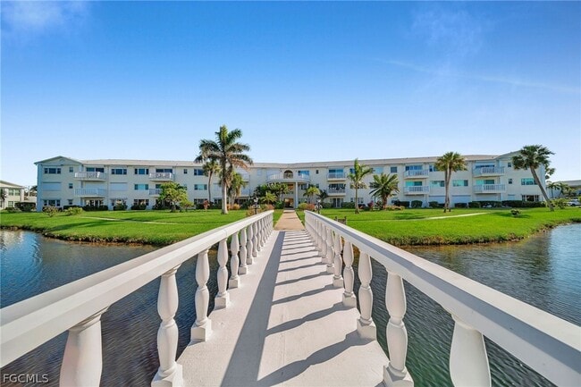 property at 13540 Stratford Pl Cir