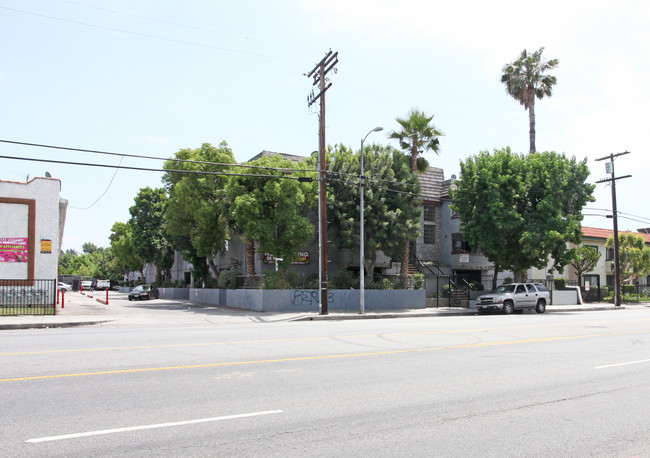 Woodley Manor in Van Nuys, CA - Building Photo - Building Photo