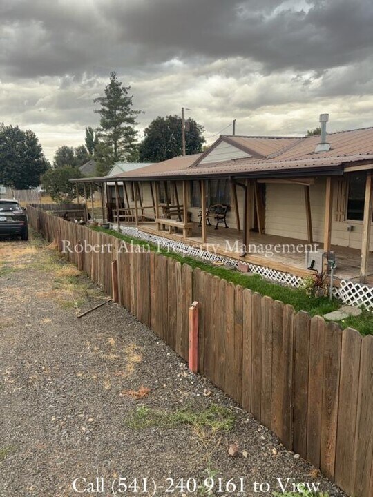 355 W Washington St in Athena, OR - Building Photo