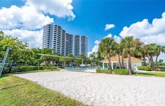 3300 NE 191st St, Unit #PH8 in Aventura, FL - Building Photo - Building Photo