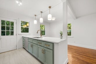 1010 NE 7th Pl in Gainesville, FL - Foto de edificio - Building Photo