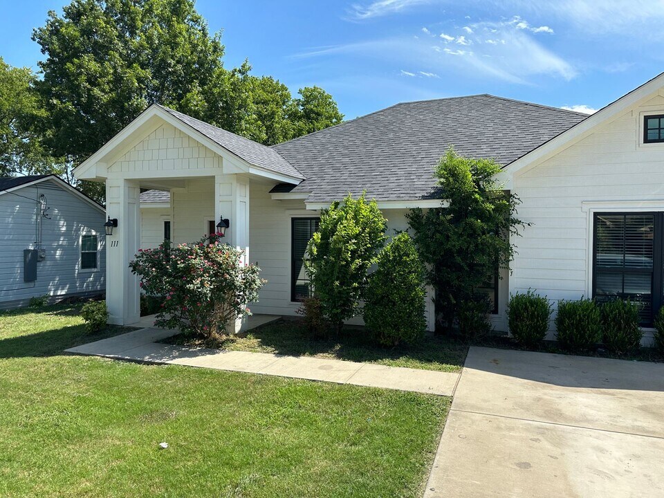 111 Elder St in Waxahachie, TX - Building Photo