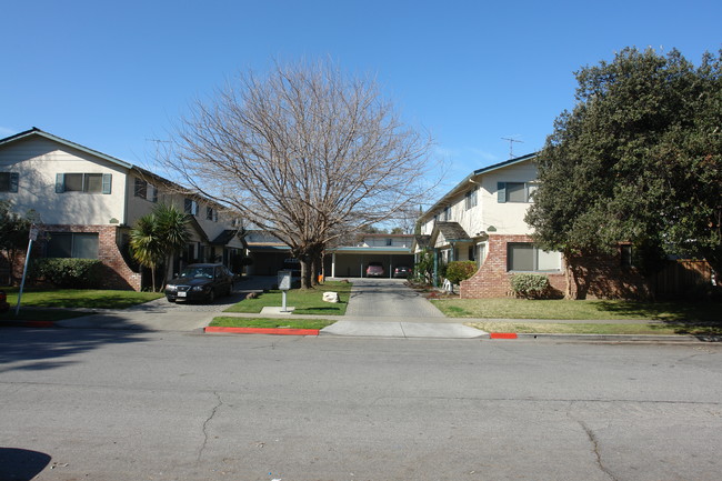 1095 Oakmont Dr in San Jose, CA - Foto de edificio - Building Photo