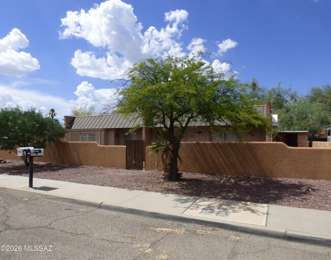 property at 1029 E Irwin Pl