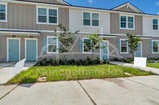 8330 Zenith Cir in Jacksonville, FL - Building Photo