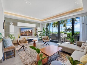 201 Crandon Blvd in Key Biscayne, FL - Foto de edificio - Building Photo