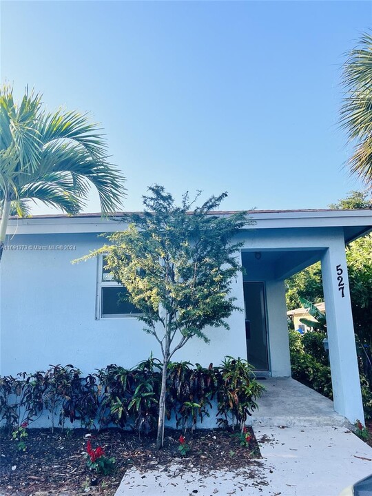 527 SW 2nd Ct-Unit -527 in Pompano Beach, FL - Building Photo