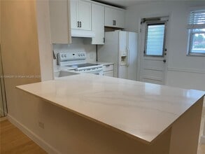 443 NE 195th St in Miami, FL - Foto de edificio - Building Photo