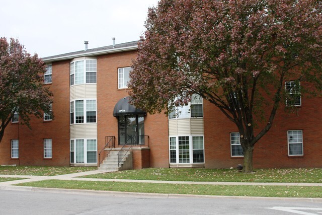 1802 Rainbow Ave in Bloomington, IL - Foto de edificio