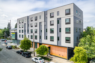 Glisan Commons in Portland, OR - Building Photo - Building Photo