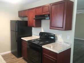 1010 Gunnison St, Unit B in Sealy, TX - Foto de edificio - Building Photo