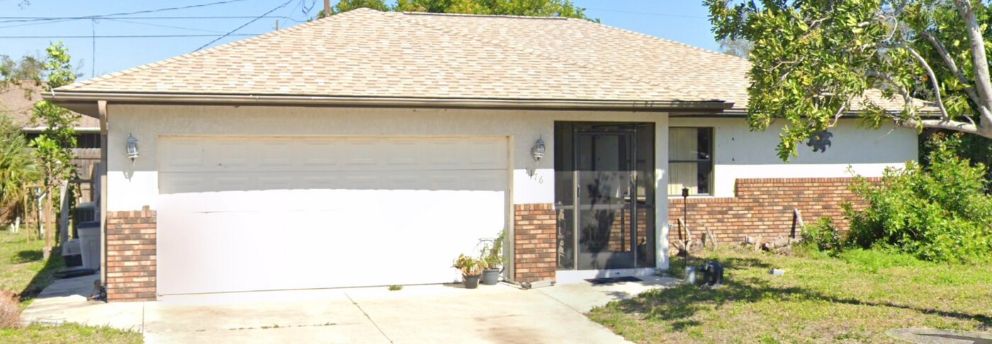 1176 Panda Rd in Venice, FL - Building Photo