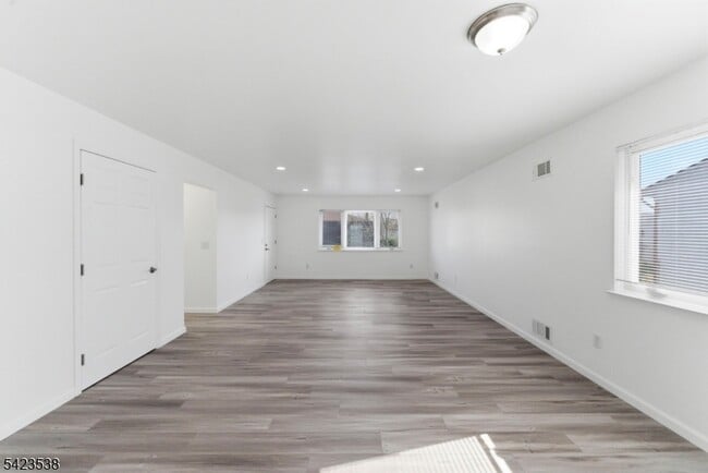 23 Renaissance Dr in Clifton, NJ - Building Photo - Building Photo