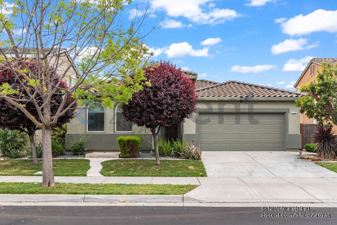 276 Colonial Trail in Lathrop, CA - Building Photo