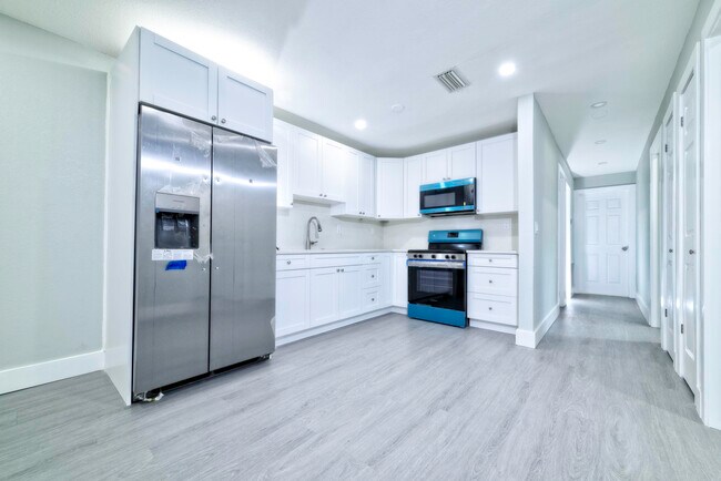 5020 SW 28th Terrace in Fort Lauderdale, FL - Building Photo - Building Photo
