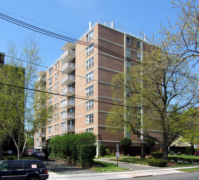 The Polonaise in Elizabeth, NJ - Building Photo - Building Photo