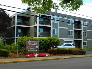 Orchards Plaza in McMinnville, OR - Building Photo - Building Photo