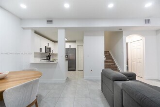 724 SW 106th Ave in Pembroke Pines, FL - Foto de edificio - Building Photo