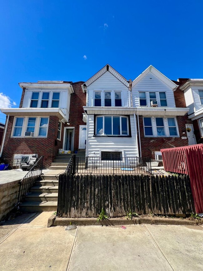 4584 G St in Philadelphia, PA - Building Photo - Building Photo
