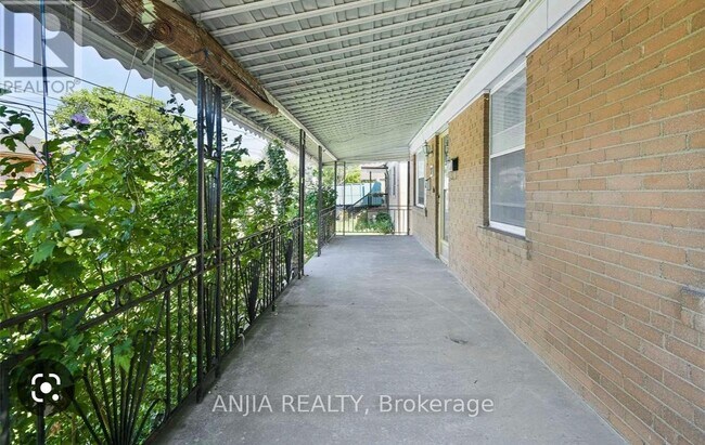 77 Nash Dr in Toronto, ON - Building Photo - Building Photo